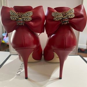 Could these Bee any more beautiful? 🐝